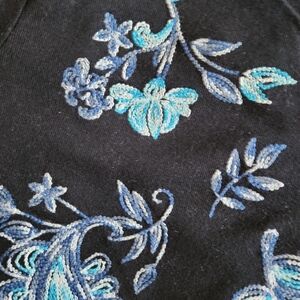 Women's embroidered top EUC